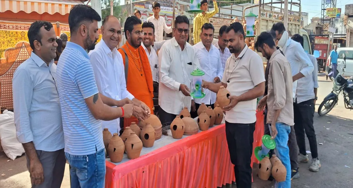 ડીસામાં જીવદયાનો અનોખો સંગમ : ક્લોઝ યુવા શક્તિ સંગઠન દ્વારા પક્ષીઓ માટે કુંડા-માળાનું વિતરણ