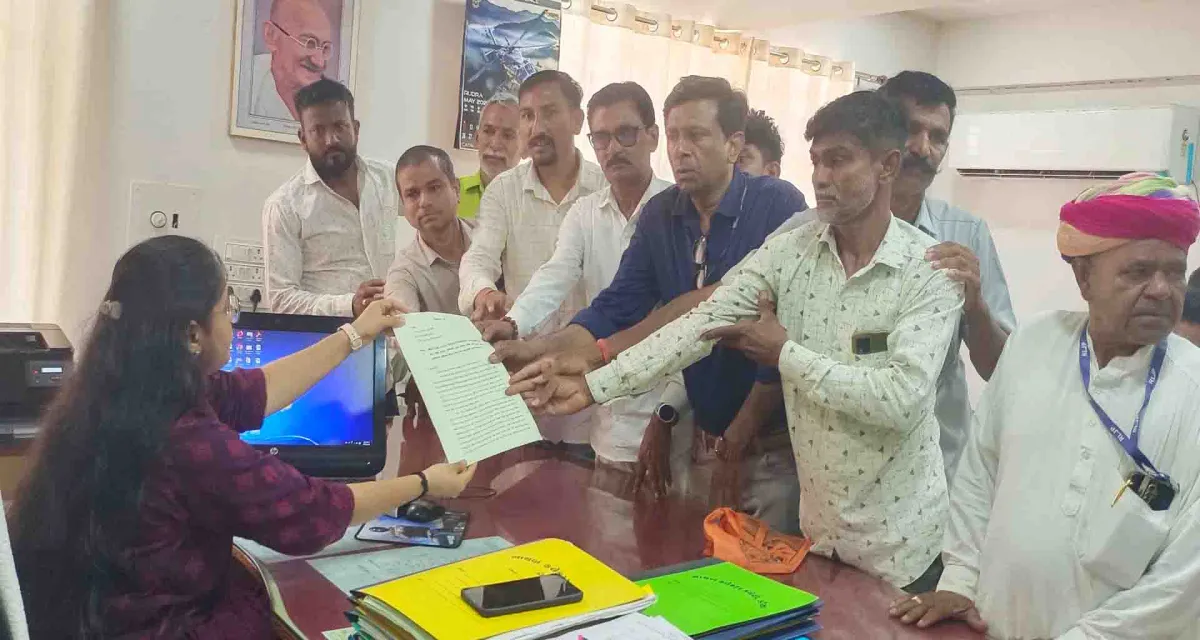 ડીસા તાલુકાના પાલડી ગામના દલિત પરિવારોએ આવેદનપત્ર આપ્યું
