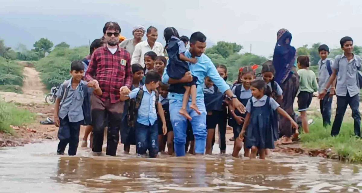 અમીરગઢના કાકવાડા ગામના લોકો 10 વર્ષોથી નદી પર પુલની માંગ કરી રહ્યા છે, છતાં તંત્રના આંખ આડા કાન