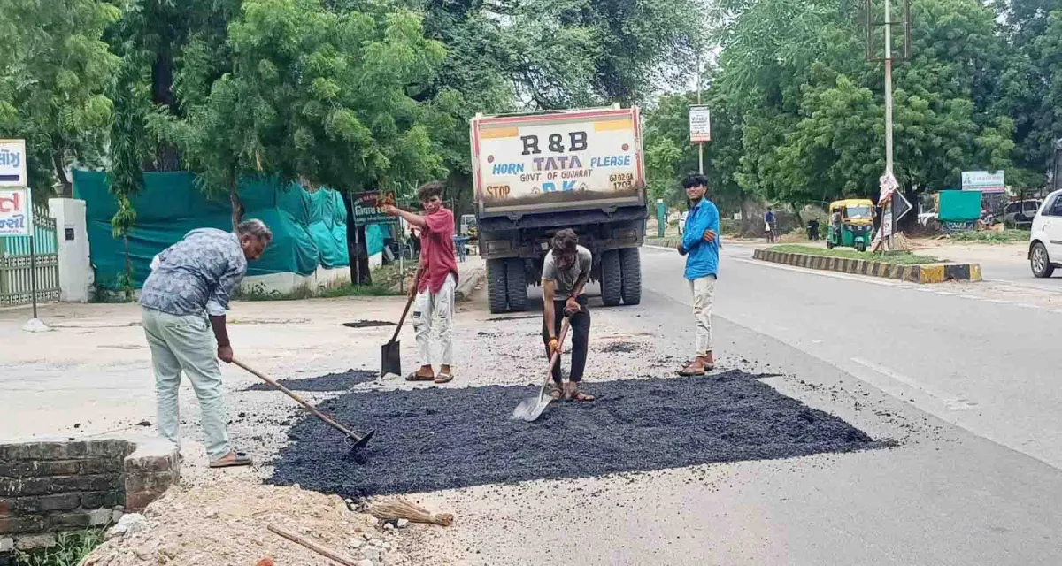 મહેસાણા; માર્ગ મકાન વિભાગ દ્વારા માનવ આશ્રમ રોડ પર પેચવર્ક કરી ખાડા પુરવામાં આવ્યા