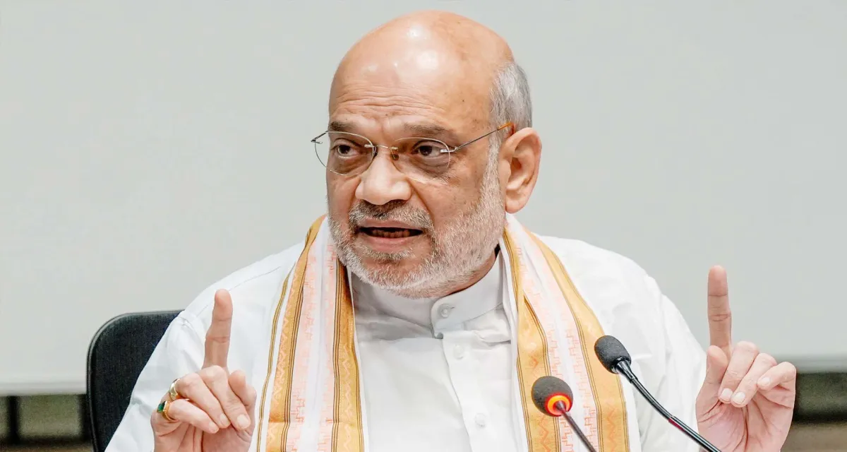 ગાંધીનગર ખાતે અમિત શાહની અધિકારીઓ સાથે બેઠક યોજી : યોજનાઓની કામગીરી પૂરી કરવા તાકીદ