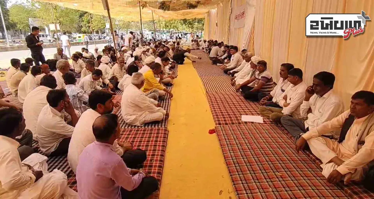 ધાનેરા તાલુકાને બનાસકાંઠા જીલ્લા સાથે રાખવા માટે લોકોએ લાલચોક ખાતે પ્રતિક ધરણા કાર્યક્રમ યોજ્યો