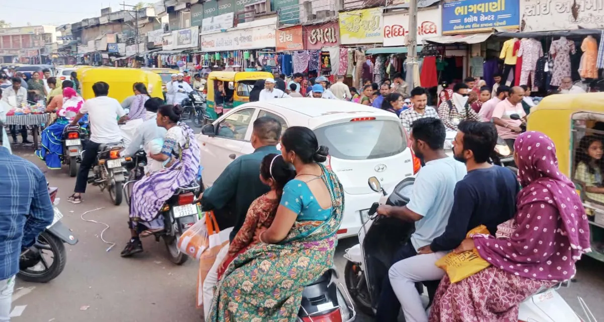પાલનપુરમાં ધનતેરસે ખરીદદારોનો ભારે ઘસારો