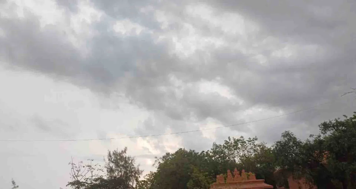 હવામાન વિભાગની આગાહીના પગલે મહેસાણામાં ગાજવીજ સાથે કમોસમી વરસાદ
