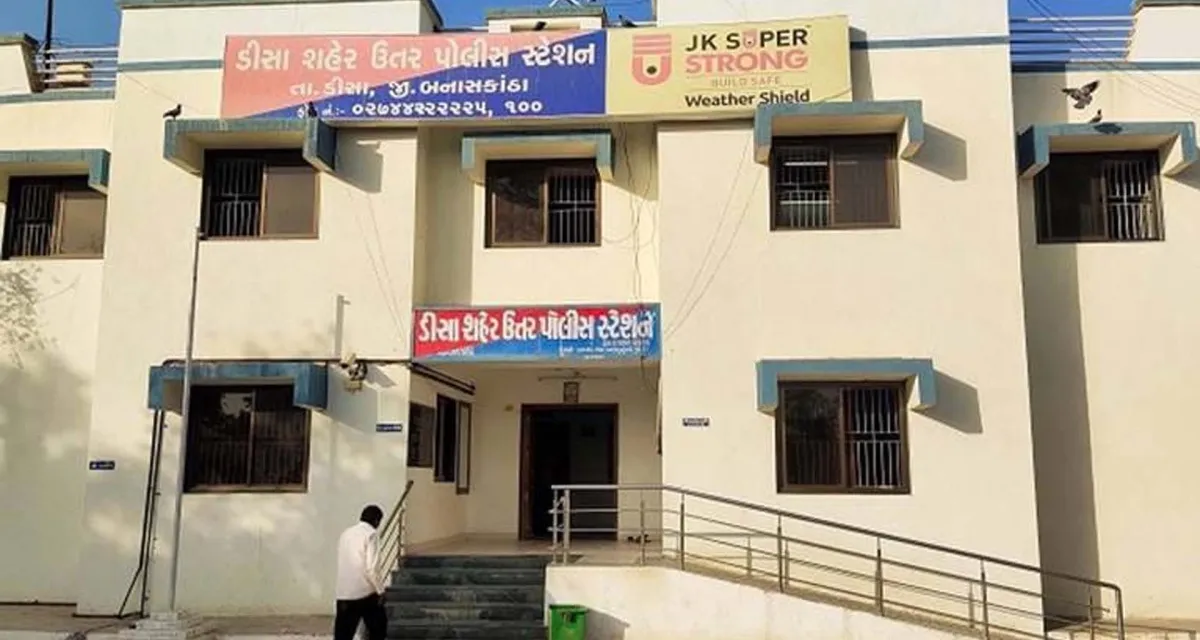 ડીસામાં બેફામ ટ્રક ચાલકે આઇટેન કારને ટક્કર મારી : પરિવારનો આબાદ બચાવ