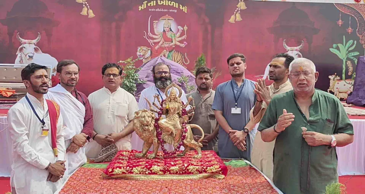 પ્લેન ક્રેશની ઘટનામાં મૃતકોની શાંતિ માટે અંબાજી મંદિરના બ્રાહ્મણો દ્વારા મંત્રોચ્ચાર સાથે શ્રદ્ધાંજલિ