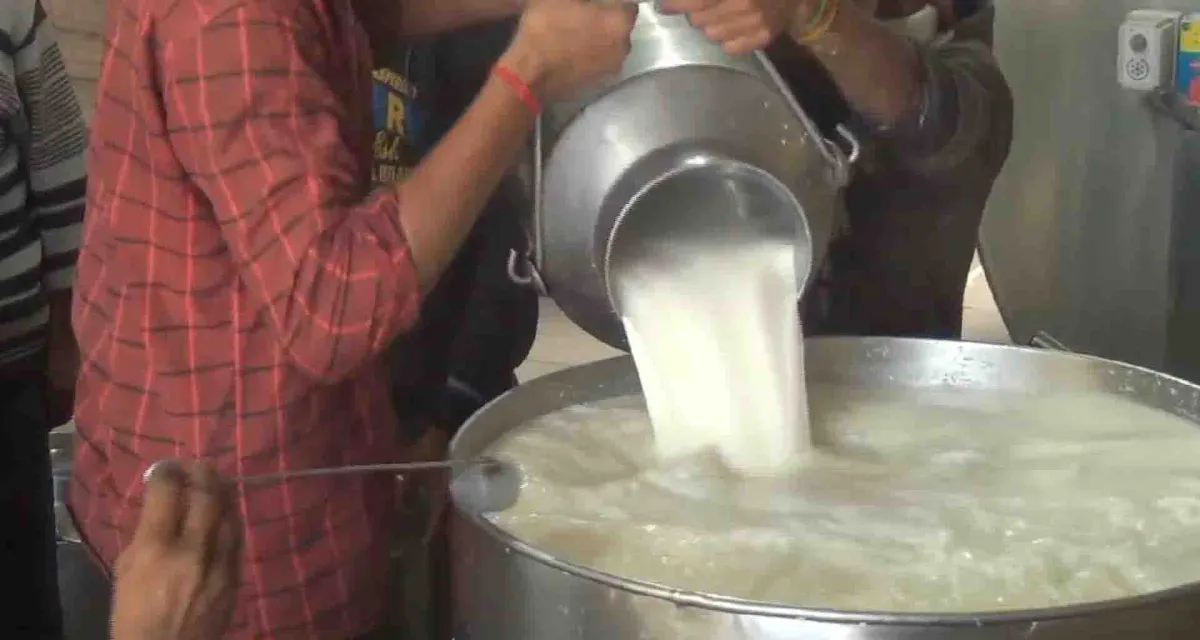 પશુપાલકોના હિતમાં નિર્ણય; બનાસકાંઠામાં ખાનગી દૂધ ખરીદ કેન્દ્રો બંધ કરવાનો આદેશ