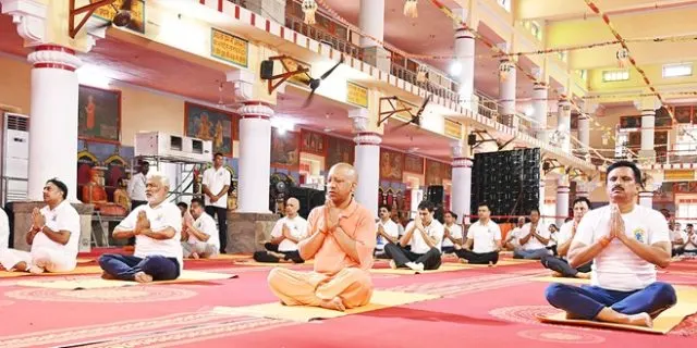 ઉત્તર પ્રદેશના મુખ્યમંત્રી યોગી આદિત્યનાથ ગોરખપુરમાં સામૂહિક યોગ સત્રમાં જોડાયા