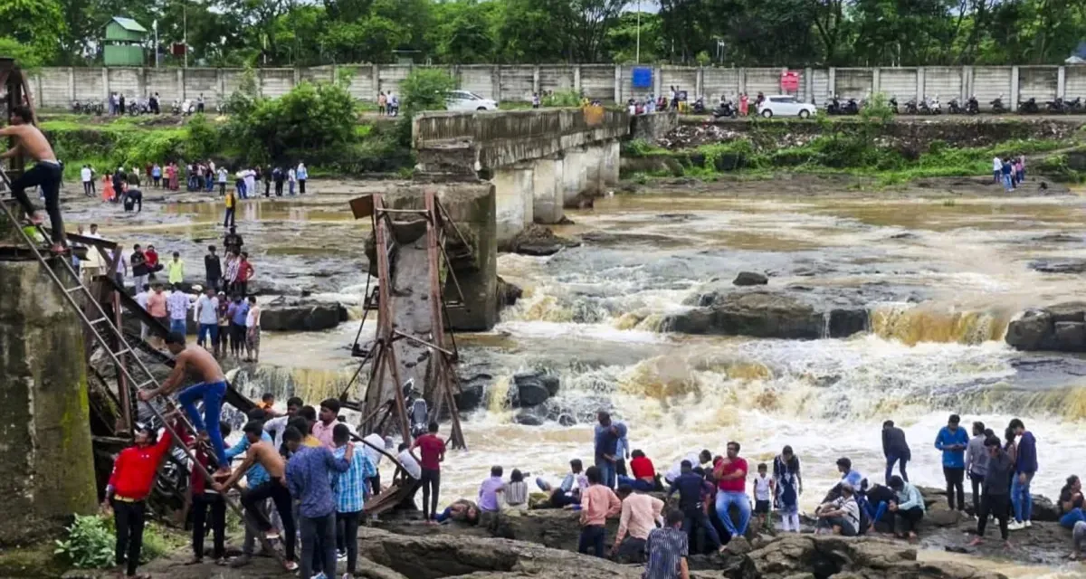પુણે પુલ દુર્ઘટના: મહારાષ્ટ્ર સરકાર હરકતમાં, પુલ અંગે આ આદેશો જારી