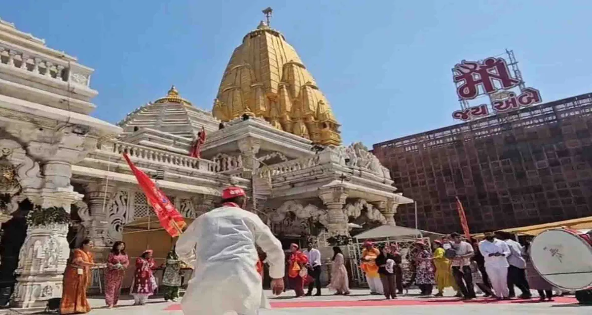 યાત્રાધામ અંબાજી શિખર પર ધજા અર્પણ કરી માતાજીની વિશેષ આરાધના