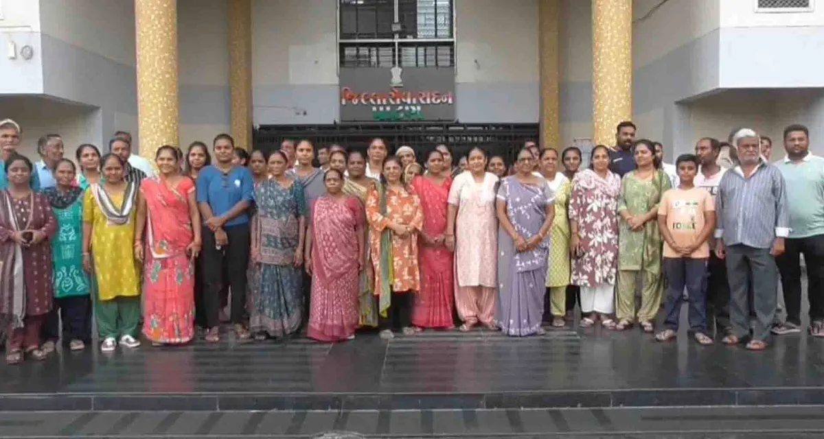 કનસડા દરવાજાથી રોટરીનગર - અનાવાડા રોડ પરની સમસ્યાઓ દુર કરવા રહીશો કલેકટર કચેરીએ પહોંચ્યા
