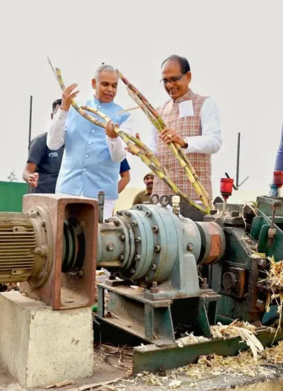 ગુજરાતના રાજ્યપાલ શ્રી આચાર્ય દેવવ્રતજી સાથે કેન્દ્રીય કૃષિ મંત્રીએ ગુરુકુલ કુરુક્ષેત્રના પ્રાકૃતિક કૃષિ ફાર્મની મુલાકાત લીધી : પાકની ગુણવત્તા જોઈને થયા પ્રભાવિત