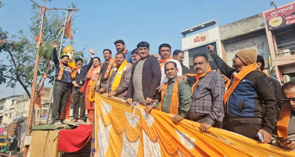 ડીસામાં ભાજપ અને કોંગ્રેસ દ્વારા સ્વામી વિવેકાનંદની પ્રતિમાને પુષ્પાંજલિ અર્પણ