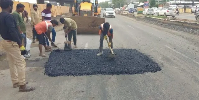 સરખેજ-ગાંધીનગર હાઇવે પર માર્ગો પર પેચવર્કની કામગીરી કરવામાં આવી