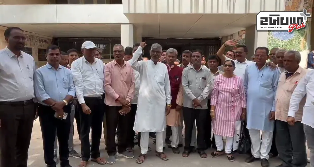 પાલનપુરના સલ્લા ગામે દબાણો દૂર કરવા મામલે જિલ્લા કલેકટરને આવેદનપત્ર