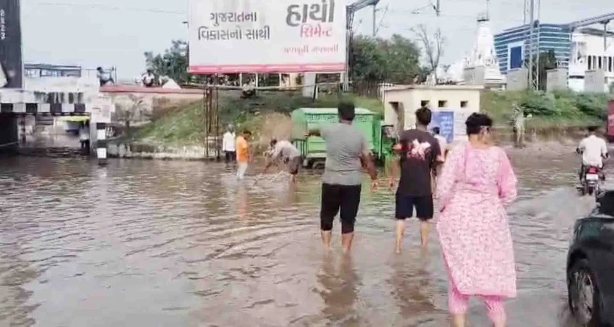 પાલિકા દ્વારા પાટણમાં ભરાયેલા વરસાદી પાણીના નિકાલ માટે કામગીરી હાથ ધરી..!
