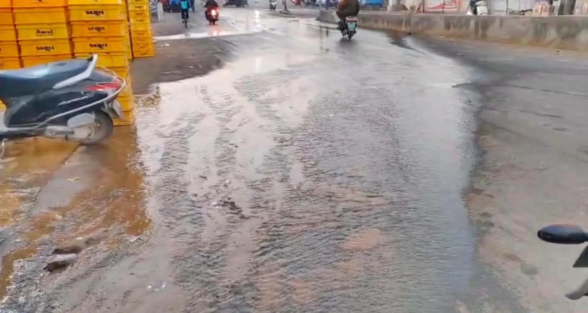 ડીસામાં હજારો લિટર પીવાનું પાણી રસ્તા પર વેડફાયું
