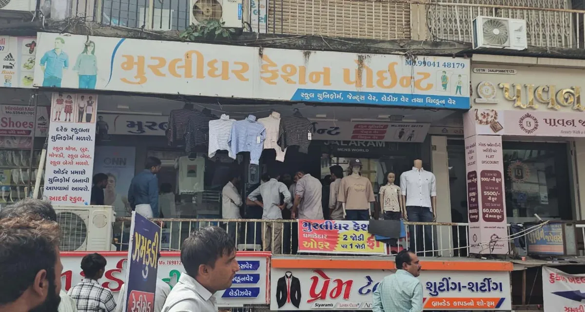 ડીસાના ખુશ્બુ શોપિંગ સેન્ટરમાં શોર્ટ સર્કિટના પગલે દોડધામ મચી