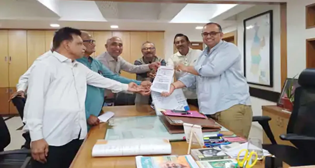 હિંમતનગરમાં પેન્શનરોનો હલ્લાબોલ : વેલિડેશન એક્ટ 2025 ના વિરોધમાં કલેક્ટરને આવેદનપત્ર અપાયું