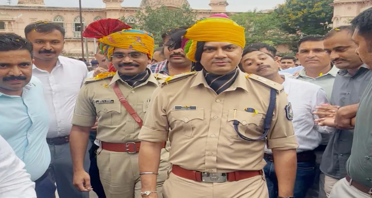 બનાસકાંઠાના જિલ્લા પોલીસ વડાને કેસરી પાઘડી પહેરાવી ભાવભીની વિદાય