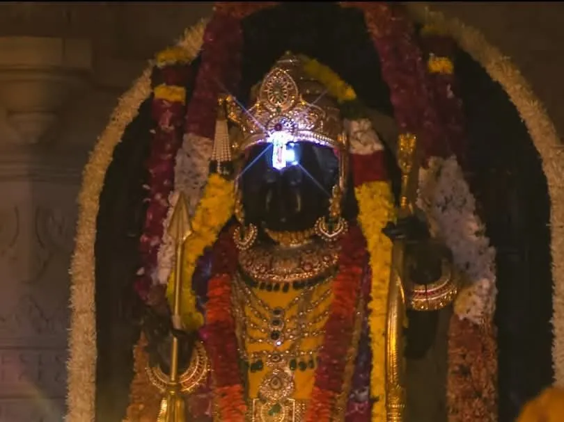 અયોધ્યામાં શ્રી રામલલ્લાના દિવ્ય અને અલૌકિક સૂર્ય તિલક રામનવમીના અવસર પર કપાળ પાંચ મિનિટ સુધી ચમકતું હતું.
