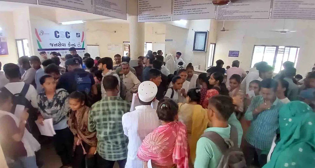 પાલનપુરના જન સેવા કેન્દ્રમાં દાખલા લેવા અરજદારોની લાંબી કતારો લાગી