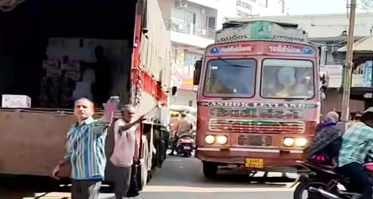 પાટણ શહેરના મુખ્ય બજાર માર્ગ અને જૂનાગંજ બજારમાં ભારે વાહનો પર પ્રતિબંધનું સરેઆમ ઉલ્લંઘન