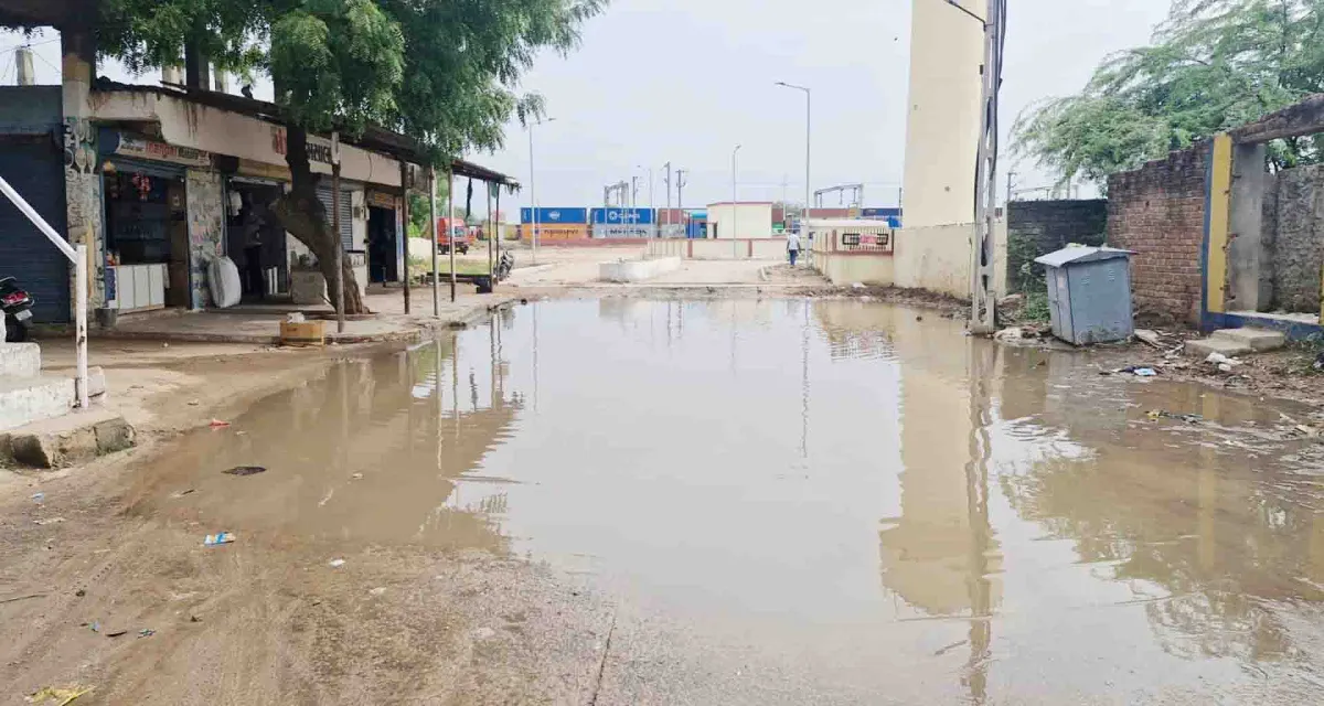 નવી ભીલડી રેલ્વે સ્ટેશન રોડ પર વરસાદી પાણી ભરાતા મુસાફરોને ભારે હાલાકી