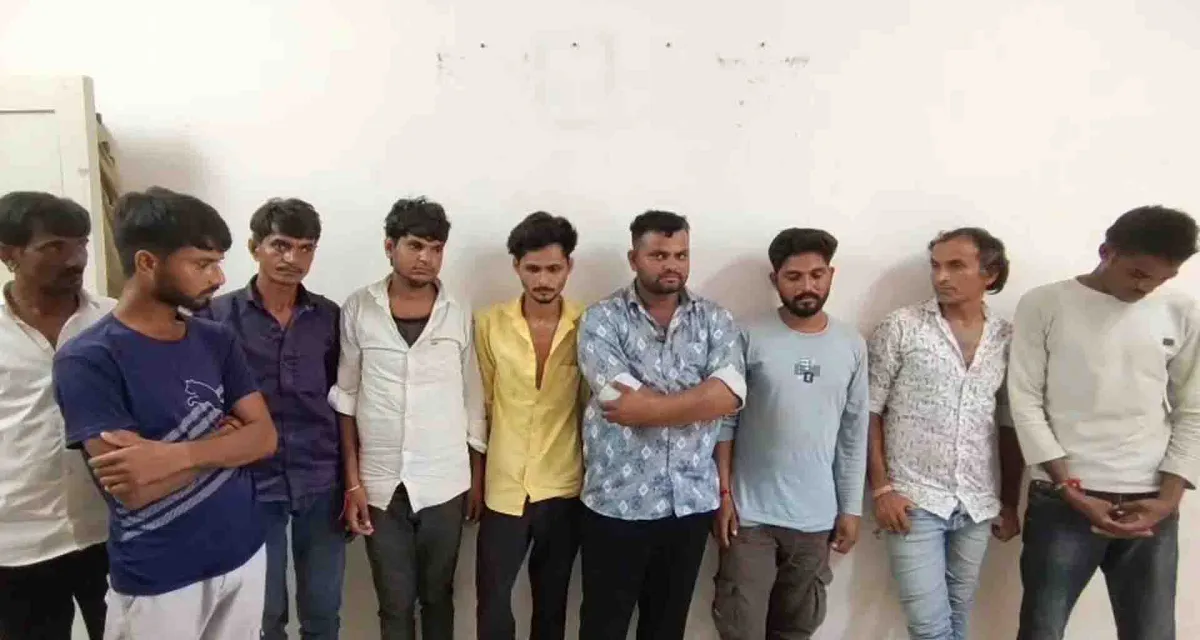 દાંતીવાડા પોલીસે ખેતરમાં જુગાર રમતા નવ જુગારીઓને ઝડપી પાડ્યા