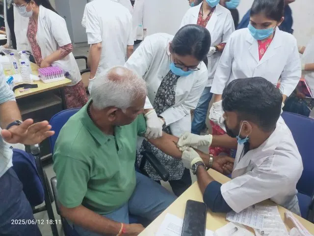 અમદાવાદ વિમાન દુર્ઘટનામાં મૃત્યુ પામેલા પ્રવાસીઓની ઓળખ થઈ શકે તે માટે બીજે મેડીકલ કૉલેજના કસોટી ભવનમાં પરિવારનાં સભ્યોના DNA સેમ્પલ લેવાની વ્યવસ્થા શરૂ કરાઇ