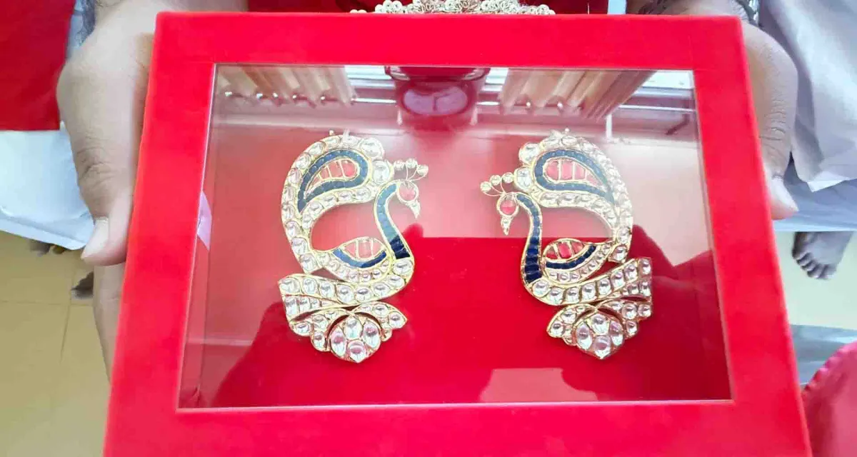 યાત્રાધામ અંબાજી ખાતે જય ભોલે ગ્રુપ દ્વારા માતાજીને રૂ. ૫,૩૧,૦૦૦ના સોનાના કુંડળ ભેટમાં અર્પણ કર્યા