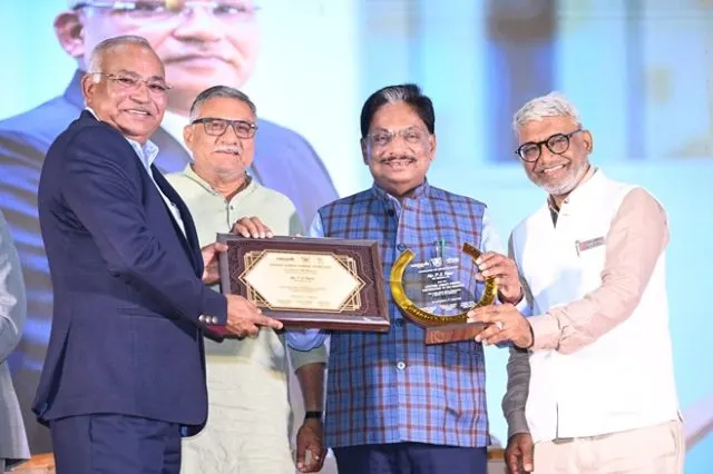 કન્સ્ટ્રક્શન ક્ષેત્રમાં વિવિધ રીતે યોગદાન આપનાર સંસ્થાઓ અને વ્યક્તિઓને મંત્રીશ્રી ઋષિકેશ પટેલના હસ્તે એવોર્ડ આપી સન્માનિત કરવામાં આવ્યા