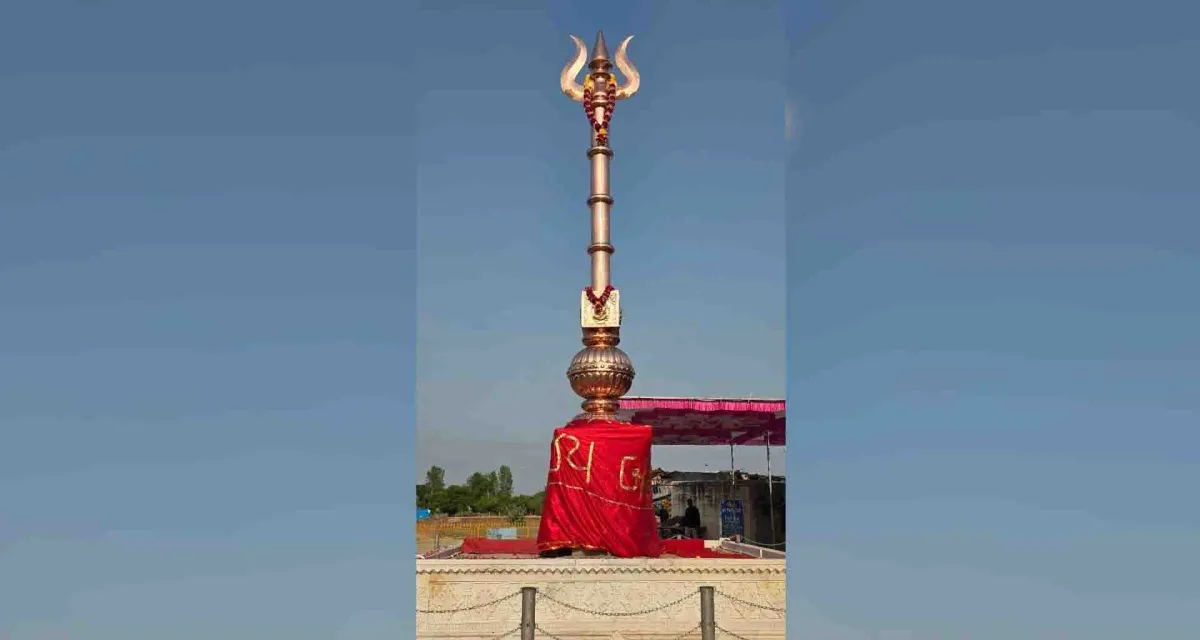 શંખલપુર ટોડા મંદિરે રૂ.27 લાખના ખર્ચે તૈયાર થયેલ 325 કિલો વજનના 21 ફૂટ ઊંચા ત્રિશૂળની સ્થાપના