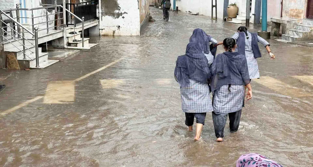પાટણ માં વહેલી સવારથી વરસાદી માહોલ; અનેક વિસ્તારોમાં પાણી ભરાવાની સમસ્યા સર્જાઈ