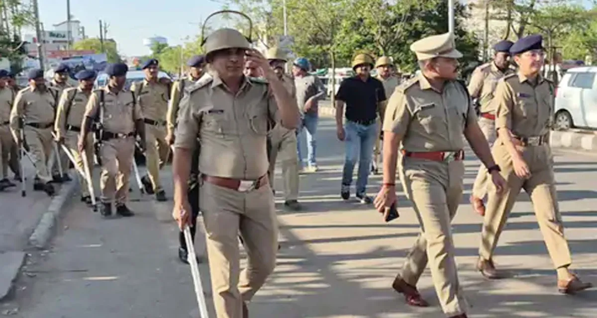 હિંમતનગરમાં પોલીસ એક્શન મોડમાં : રામનવમી પૂર્વે સંવેદનશીલ વિસ્તારોમાં ફૂટ પેટ્રોલિંગ