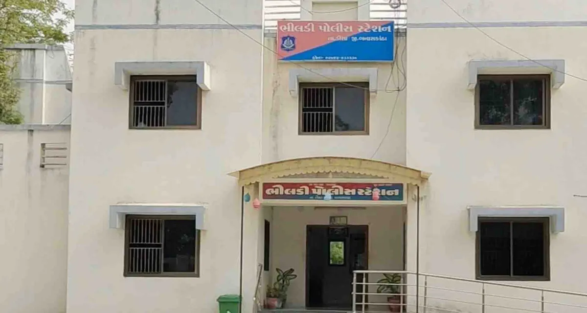 લાખણી ના પેપળુ નજીક રૂપિયા 5.20 લાખનો વિદેશી દારૂ ભરેલી ગાડી મળી