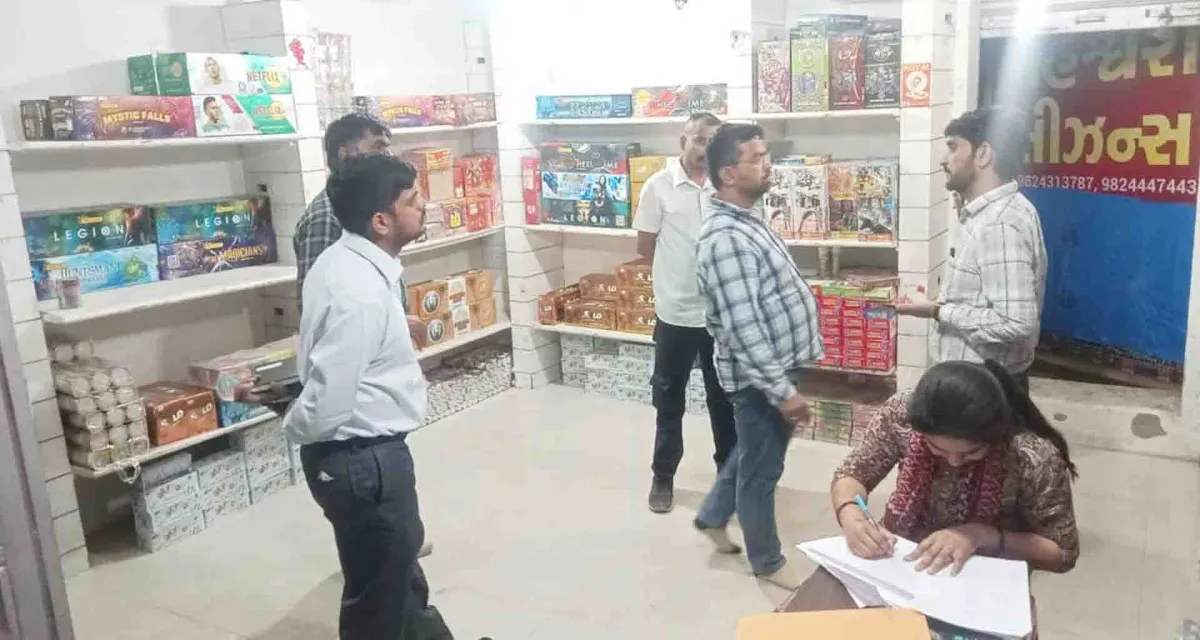 ભયાનક બ્લાસ્ટની ઘટના બાદ તંત્ર દ્વારા તાત્કાલિક તપાસનો ધમધમાટ શરૂ; ડીસામાં ફટાકડાની વધુ બે દુકાનો સીલ