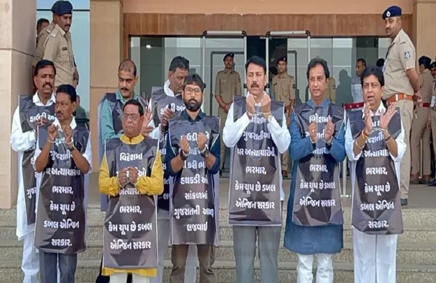 કોંગ્રેસના ધારાસભ્યો દ્વારા વિધાનસભા પરિસર ખાતે હાથમાં હથકડી પહેરી વિરોધ કર્યો