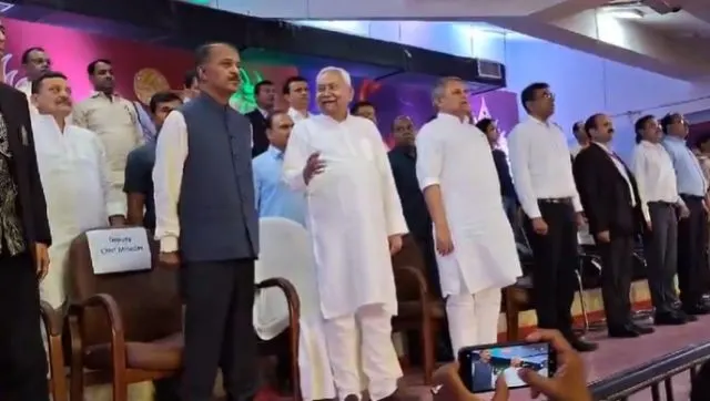 રાષ્ટ્રગીત વાગઈ રહ્યું હતું ત્યારે મુખ્યમંત્રી નીતિશ કુમારે પાસે ઊભેલા સચિવ દીપક કુમારને ટોકતાં જોવા મળ્યા બાદમાં સ્ટેજની સામે હાજર લોકોનું હાથ જોડીને અભિવાદન કર્યું