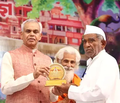 રાજ્યપાલ શ્રી આચાર્ય દેવવ્રતજીએ દ્વારકા ખાતે પ્રાકૃતિક કૃષિ કરતા ખેડૂતો, ગૌશાળાના સંચાલકોને આપ્યું માર્ગદર્શન