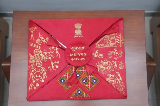 વર્ષ ૨૦૨૫-૨૬ અંદાજપત્ર પોથીને આદિજાતિ સંસ્કૃતિની ઓળખ સમી વારલી ચિત્રકલા અને કચ્છની ભાતીગળ બોર્ડરથી ગૂંથાઈ