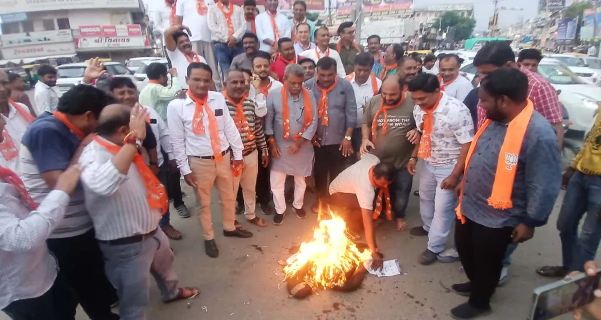 વડાપ્રધાનની માતા વિરુદ્ધ અભદ્ર ટિપ્પણી કરાતા પાલનપુરમાં કોંગ્રેસના નેતાના પુતળાનું દહન
