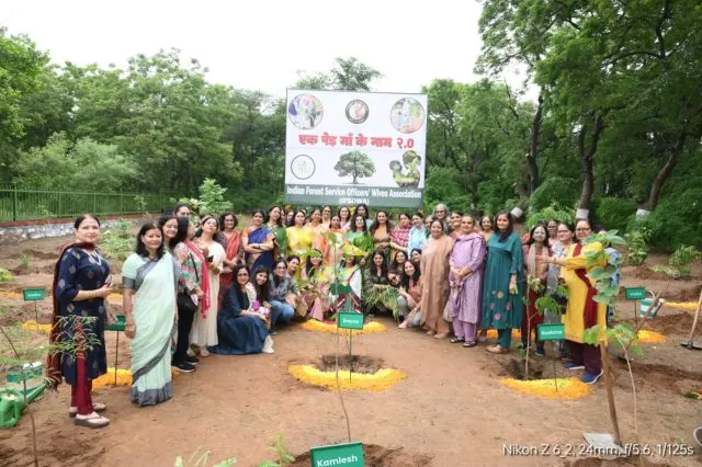 ‘ઈન્ડિયન ફોરેસ્ટ સર્વિસ ઓફિસર- WIVES એસોસિએશન દ્વારા પુનિત વન, ગાંધીનગર ખાતે વિવિધ ૧૧૧ વૃક્ષ-છોડ વાવવામાં આવ્યા