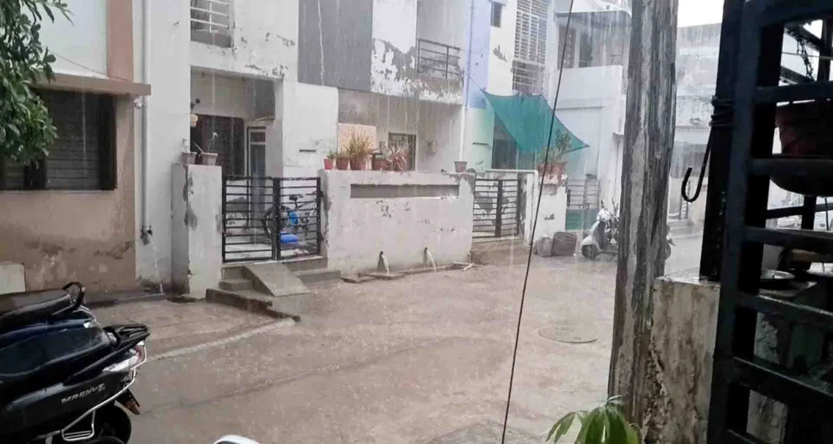 પાલનપુરમાં ભારે પવન વચ્ચે મેઘરાજાનું આગમન, ગાજવીજ સાથે વરસાદ: વીજળી ડૂલ
