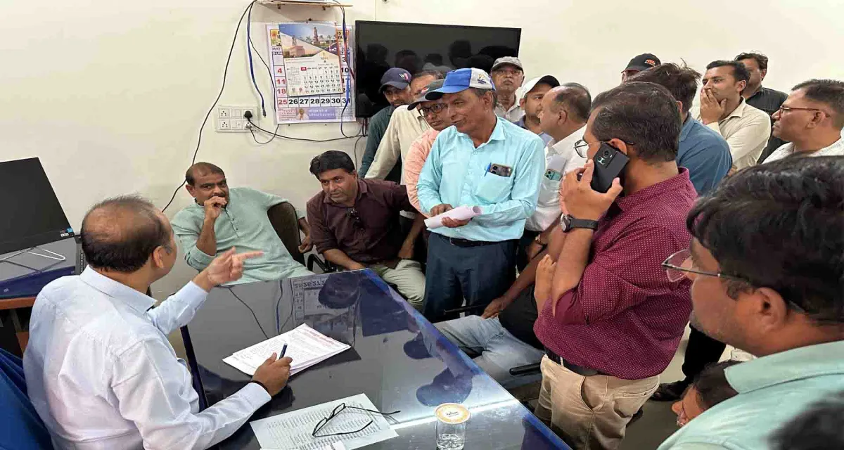પાટણની આયુષ ટાઉનશિપમાં સીસી રોડનું કામ શરૂ નહીં કરાતાં રહીશોમાં રોષ
