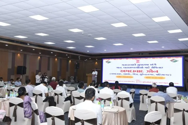 મતદારયાદી સુધારણા અંગે અમદાવાદ ખાતે જિલ્લા ચૂંટણી અધિકારી અને કલેકટર શ્રી સુજિત કુમારની ઉપસ્થિતીમાં ધારાસભ્યશ્રીઓનો સેમિનાર યોજાયો
