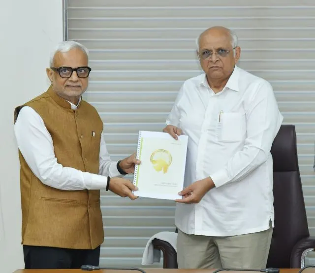 ડિજિટલ ટેકનોલોજીના ઉપયોગથી સરકાર તમારે દ્વાર-‘ગવર્મેન્ટ એટ યોર ડોર સ્ટેપ’નો ધ્યેય ધ્યાનમાં લઈને સિટીઝન સેન્ટ્રિક-નાગરિક કેન્દ્રિત ૧૦ જેટલી ભલામણ સુચવતું GARC