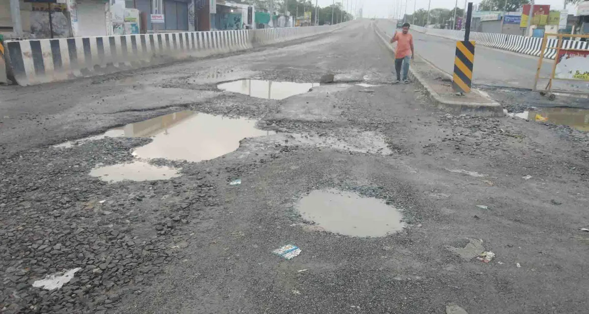 ધાનેરા રેલવે પૂલ પાસે ખાડાઓથી માર્ગ બિસ્માર; ખાડા ક્યારે પૂરાશે.
