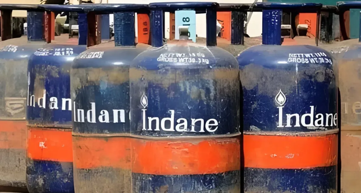 નવા વર્ષની પૂર્વ સંધ્યાએ મોંઘવારીને આંચકો! LPG સિલિન્ડર મોંઘા થયા, PNG ગેસ થયો સસ્તો
