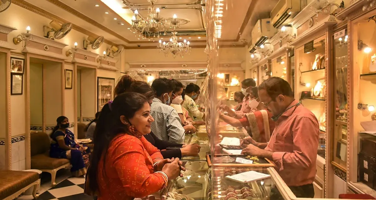 સોનાના ભાવમાં ₹1,200નો ઘટાડો, જાણો ચાંદીની સ્થિતિ